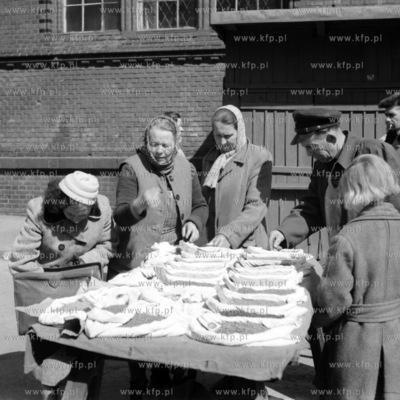 Handel warzywami i owocami obok Hali Targowej w Gdańsku....