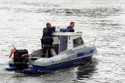 Wodny patrol policji i Strazy Miejskiej w Gdansku w...