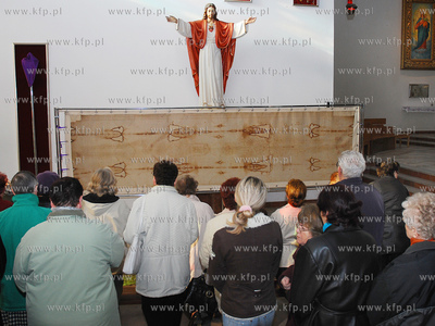 Kopia Calunu Turynskiego wystawiona zostala w Kosciele...