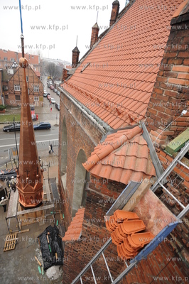 Kosciol sw. Katarzyny, Gdansk. Instalacja sygnaturki...