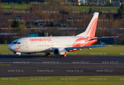 Gdansk, Rebiechowo. Nz. Boeing 737 400 linii Centralwings.
19.04.2009
fot....