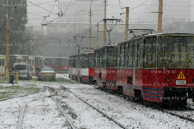 Szczecin. Z powodu obfitych opadow sniegu wstrzymano...