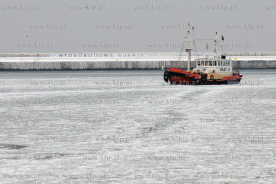 Niedzielny ruch statkow w gdynskim porcie.  Nz. pilotowka...