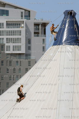 Na plazy w Srodmiesciu Gdynitrwa montaz gigantycznego...