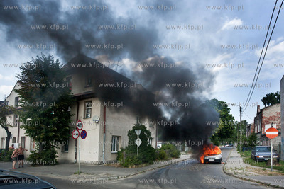 Plonacy samochod marki Opel przy skrzyzowaniu ul.Uczniowskiej...
