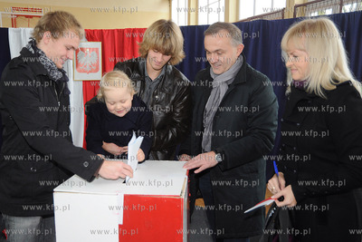 Prezydent Gdyni Wojciech Szczurek wraz z rodzina glosowal...
