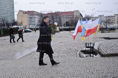 Zlozenie kwiatow pod pomnikiem poleglych stoczniowcow...