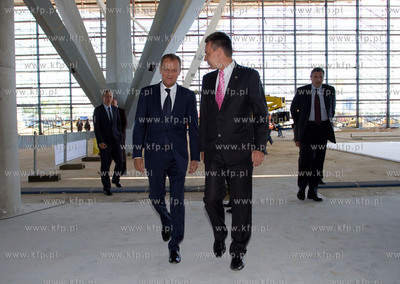 Premier Donald Tusk wizytuje budowe terminala T2 Portu...