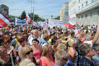 Kupcy z gdyńskiej hali targowej przeszli ulicami Gdyni...
