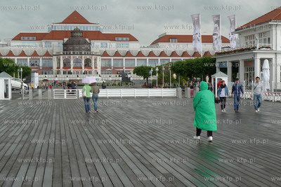 Deszcz  i chlodna pogoda spowodowala opustoszenie Sopotu....