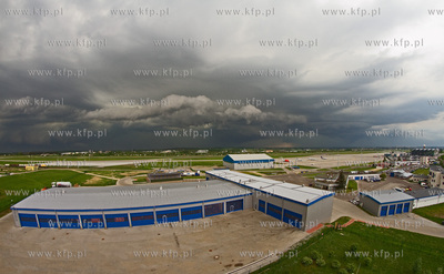 Nad lotniskiem im. Lecha Walesy przeszla gwaltowna...