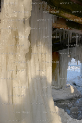 Gdynia Orlowo w zimowej szacie. Oblodzone filary orlowskiego...