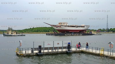 Transport kadluba do portu wewnetrzego w Gdansku szkolnego...