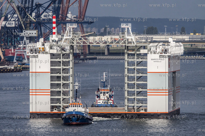 Pływający dok do produkcji kesonów został wyholowany...