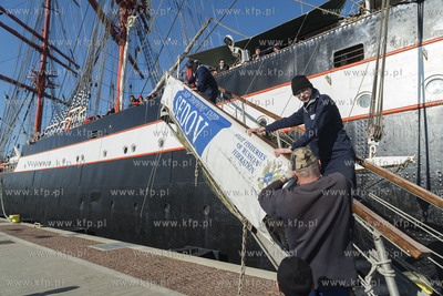 Gdynia. Zacumował przy nabrzeżu Pomorskim, w miejscu...