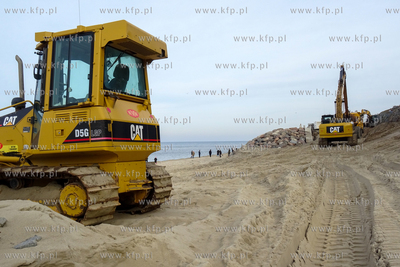 Jastrzębia Góra. Prace zabezpieczające klif sztormowymi...