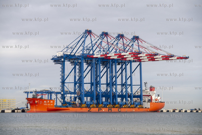 Statek Zhen Hua 36 z czterema potężnymi suwnicami...