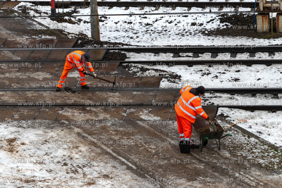 Pracownicy kolei przy odśnieżaniu torów kolejowych...