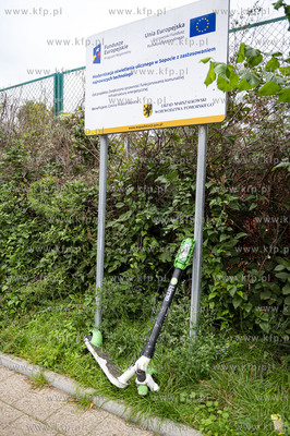 Sopot. Zniszczona hulajnoga, przy ul. Haffnera.25.08.2021...