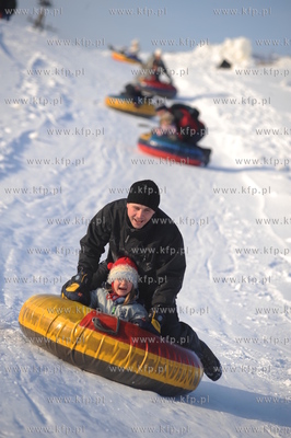 Zimowe szalenstwo w Wiezycy. Zjazd na nadmuchanej detce.
4.01.2009
fot....