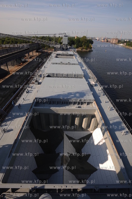 Do Gdańska przyplynal statek BULKNES z kruszywem pod...