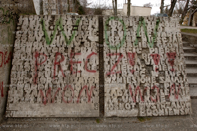 Gdansk. ul. Chelmonskiego, osiedle Mlodych. Pomnik...