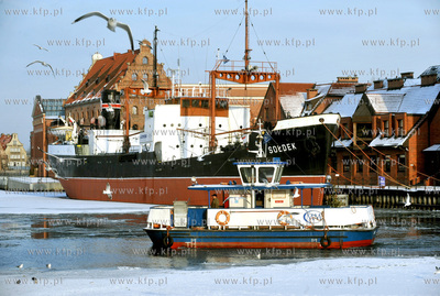 Prom Motlawa kursujacy  pomiedzy Zurawiem, a Centralnym...