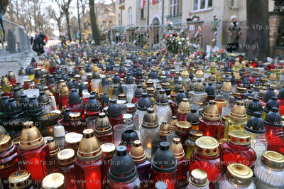 Sopot. Ul. Armii Krajowej 55. Ludzie skladaja kwiaty...