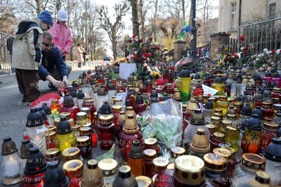 Sopot. Ul. Armii Krajowej 55. Ludzie skladaja kwiaty...