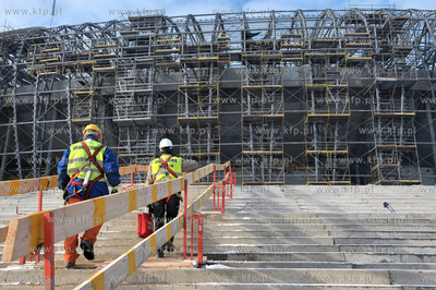 Budowa stadionu PGE Arena w Gdansku. Nz robotnicy budujacy...