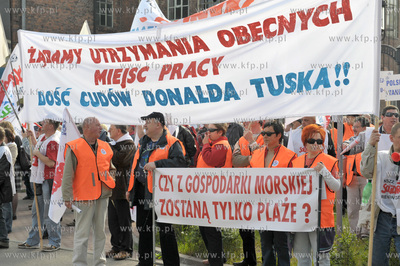 Protest Solidarnosci przed rozpoczynajaca sie w budynku...