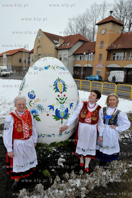 Wielkanocna dwumetrowa pisanka w Zukowie na Kaszubach....