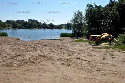 Namiot rozbity nad Wrobla Staw w Gdansku Jasieniu niedaleko...