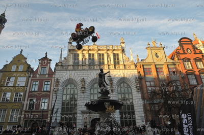 Skoki na quadzie i skutrze snieznym nad fontanna Neptuna...