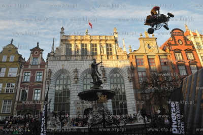 Skoki na quadzie i skutrze snieznym nad fontanna Neptuna...