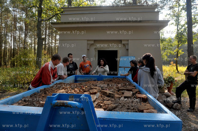 Sulmin. Prace archeologiczne w Grobowcu Gralathow....