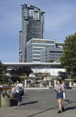Gdynia. 1Skwer Kościuszki, fontanna i See Towers....