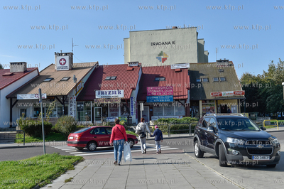 Gdańsk Chełm. Pawilony handlowe na ul. Marcina Dragana...