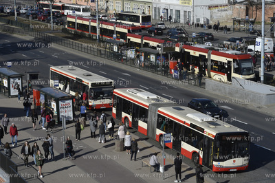 Tramwaje i autobus na ul. Okopowej w okolicy budynku...