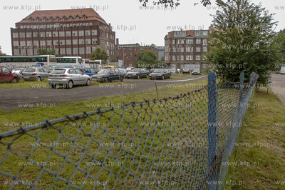 Parking między ul. Wałowa i Rybaki Górne. W Oddali...