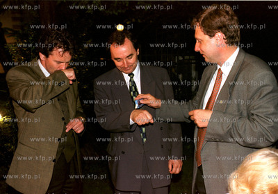 Prezydent Sopotu Jacek Karnowski czestuje tabaka wiceprezydenta...