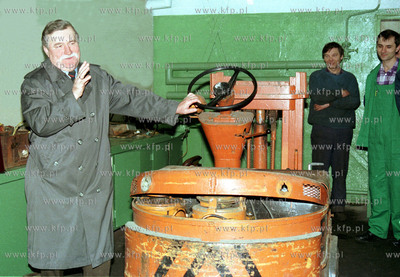 Lech Walesa w swoim dawnym warsztacie pracy ,slynny...