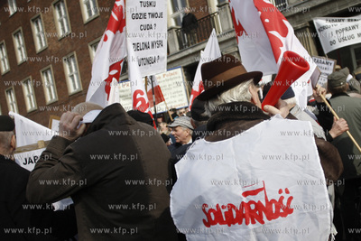 Gdansk. Urzad Wojewodzki.  Emeryci i rencisci protestowali...