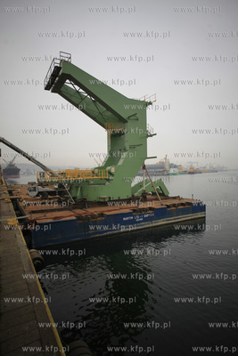 Gdynia. Zaladunek elementow tzw. stacker reclaimer,...