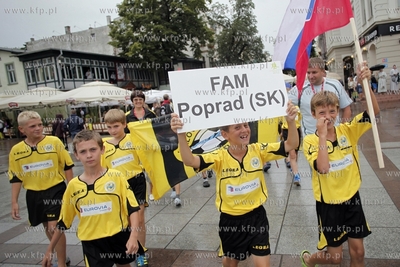 Sopot. Parada uczestikow mlodziezowego turnieju pilkarskiego...