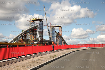 Montaz luku stanowiacego element nosny wiaduktu na...
