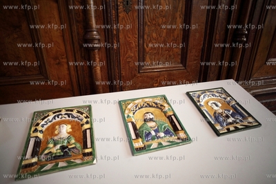 Gdansk. Dwor Artusa. Wystawa Prosimy dotykac eksponatow,...