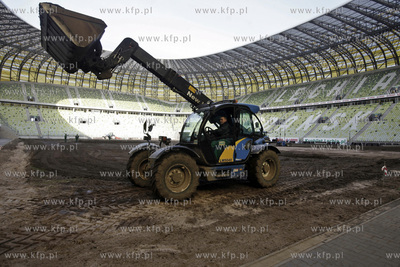 Wymiana murawy na stadionie pilkarskim PGE Arena w...