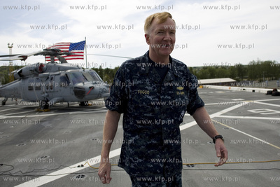 Amerykański okręt desantowy San Antonio dowodzący...