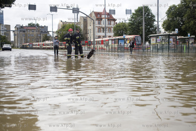 Zalane po intesywnych opadach deszczu skrzyżowanie...